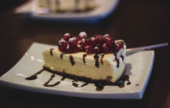 Birgits Cheesecake with raspberries or other berries.