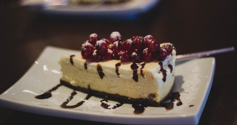 Birgits Cheesecake with raspberries or other berries.